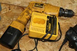 lot 939 image: DeWalt 38 12V Hammer Drill DW950 with Battery, Charger