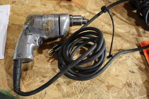 lot 940 image: Black & Decker Holgun Heavy Duty 38 Drill