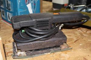 lot 946 image: Black & Decker Finish Sander 13 Sheet