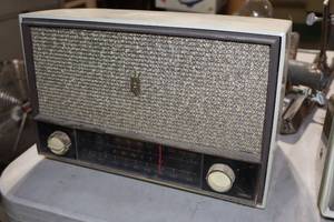 lot 1152 image: Vintage Zenith 35W Table Radio