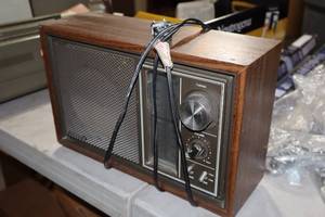 lot 1154 image: Vintage Panasonic 6W Radio RE-6289