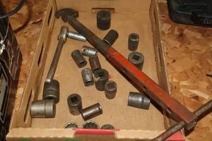 lot 961 image: Lot of (1 Box) Assorted 12 Sockets and 38 Ratchet and Pipe Wrench
