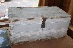 lot 984 image: Wooden Trunk