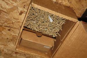 lot 1174 image: 1 Box Deck Screws, Staples