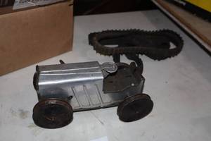 lot 1189 image: Vintage Tin Tractor