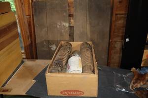 lot 1211 image: Vintage Table with (3) Leafs