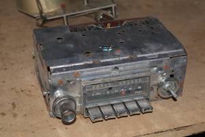 lot 1248 image: Vintage Delco Super Deluxe Car Radio