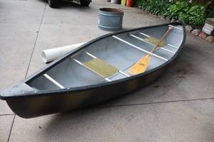 lot 27C image: 12 Canoe with paddle