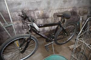 lot 1264 image: Raleigh 22 Mens Mountain Bike 22 Black Frame