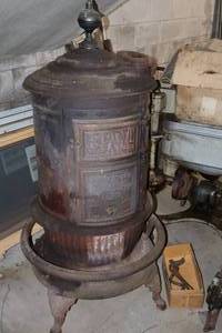 lot 40E image: Round Oak Cast Iron Stove