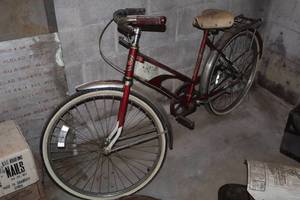lot 1298 image: Vintage Columbia Womens Street Bicycle
