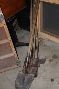 lot 1310 image: Lot of (5) Assorted Landscaping Tools - Shovels, Spades, Choppers, Edgers