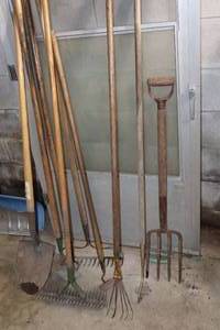 lot 1317 image: Lot of (9) Assorted Landscaping Tools - Ptch Fork, Rakes, Spade, Hoes, Bow Rake, Dethatcher