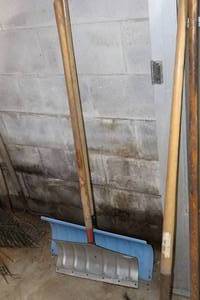 lot 1318 image: Lot of (2) Snow Shovels