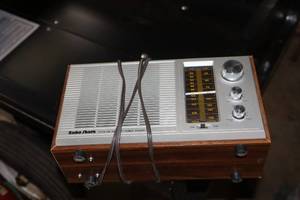 lot 1399 image: Vintage Radio Shack AMFM Table Radio MTA-16
