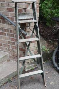 lot 1409 image: 5 Wooden Step Ladder