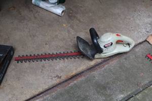 lot 1416 image: Craftsman 18-blade Gas Hedge Trimmer