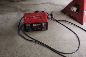 lot 1419 image: Century Battery Charger Automatic Shut-Off Engine Start Deep Cycle 6 & 12 Volt 87151