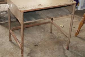 lot 1421 image: Vintage Desk