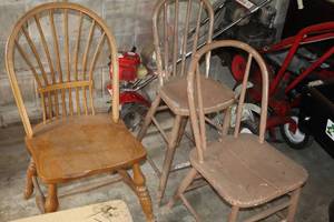 lot 1422 image: Lot of (3) Assorted Dining Chairs and Stool