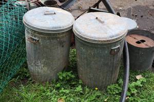 lot 1468 image: Lot of (2) Metal Trash Cans with lids