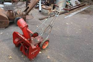 lot 1470 image: Toro Snow Hound 20 Snowblower
