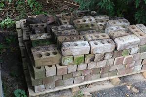 lot 1479 image: Lot of (1 Pallet  120) Bricks