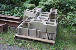 lot 1481 image: Lot of (1 Pallet) Assorted Cinder Blocks