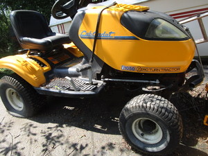 lot 8 image: Cub Cadet Zeroturn 25hp Lawn Tractor