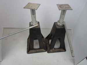 lot 21 image: Aluminum Jack Stands