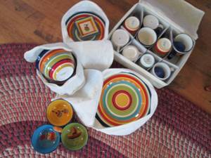 lot 101 image: Brightly covered Mexico themed plat...