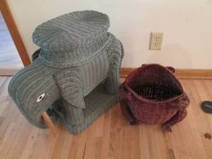 lot 116 image: Wicker Rattan accent Frog and plant...