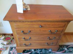 lot 124 image: Vintage Wood 3-drawer night stand w...