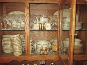 lot 166 image: Lenox Castle Garden fine China plat...
