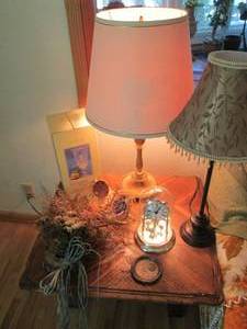 lot 178 image: Lamps and other table top decor...
