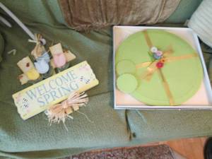 lot 180 image: Misc springtime wall and table deco...