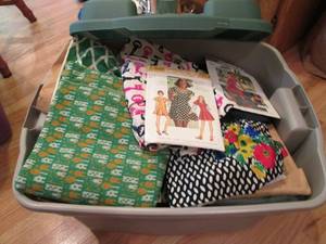lot 206 image: Rubbermaid lidded tote full of vint...
