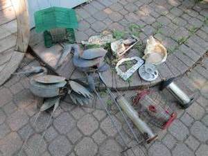lot 95 image: Assortment of metal bird yard decor...