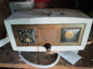 lot 76 image: Vintage Ratheon radio...
