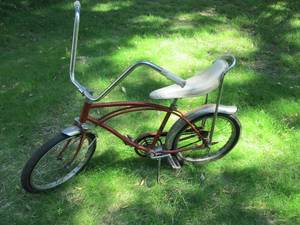 lot 71 image: Vintage Rainier banana seat bike...