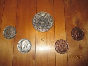 lot 413 image: USA themed wall decor. Coins are de...