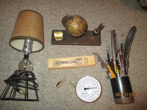 lot 416 image: Desktop items. Pens, lamp...