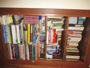 lot 440 image: Contents of the top shelves in offi...