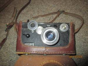 lot 446 image: Argus vintage camera. Light brown c...