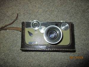 lot 447 image: Argus vintage camera. Dark brown ca...