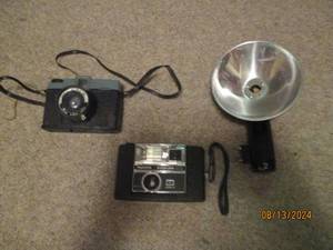 lot 448 image: Vintage cameras and flash 3 piece...