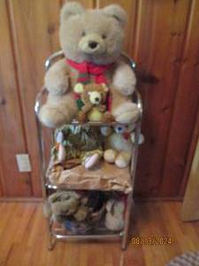 lot 490 image: Small metal shelf with teddy bears ...