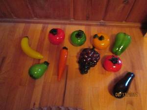 lot 220 image: Decorative glass vegetables. 10 pie...