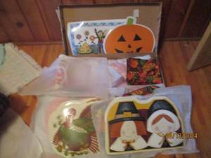 lot 224 image: Festive placemats for many holidays...