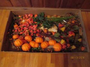 lot 225 image: Autumn themed home decor...
